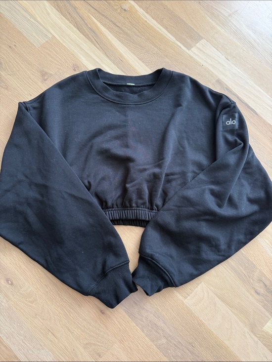 ALO Yoga Sweaters - ALO Yoga Black Cropped Crewneck Sweatshirt